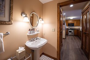 Two Bedroom Condo with a Balcony in Mountaineer Square 2 Condo - No Cl