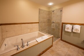 Two Bedroom Condo with a Balcony in Mountaineer Square 2 Condo - No Cl