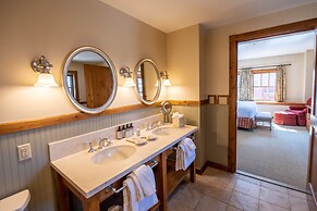 Spacious 3 Bedroom Condo with Balcony in Mountaineer Square 3 Condo - 