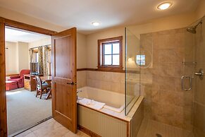 Spacious 3 Bedroom Condo with Balcony in Mountaineer Square 3 Condo - 