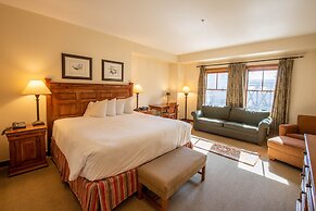 Spacious 3 Bedroom Condo with Balcony in Mountaineer Square 3 Condo - 