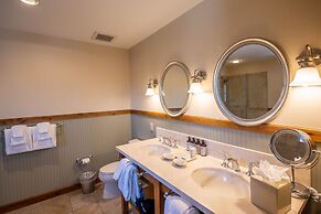 Spacious 3 Bedroom Condo with Balcony in Mountaineer Square 3 Condo - 