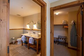 Spacious 3 Bedroom Condo with Balcony in Mountaineer Square 3 Condo - 