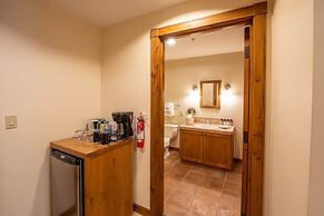 Spacious 3 Bedroom Condo with Balcony in Mountaineer Square 3 Condo - 