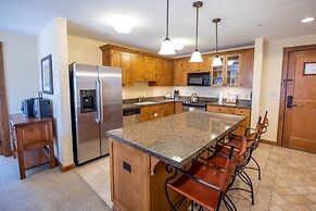 Spacious 3 Bedroom Condo with Balcony in Mountaineer Square 3 Condo - 