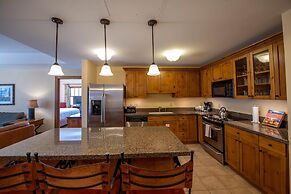 Spacious 3 Bedroom Condo with Balcony in Mountaineer Square 3 Condo - 