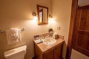 Spacious 3 Bedroom Condo with Balcony in Mountaineer Square 3 Condo - 