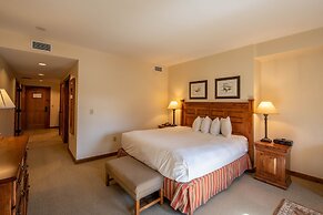 Spacious 3 Bedroom Condo with Balcony in Mountaineer Square 3 Condo - 