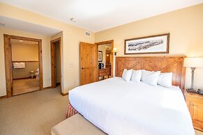 Spacious 3 Bedroom Condo with Balcony in Mountaineer Square 3 Condo - 