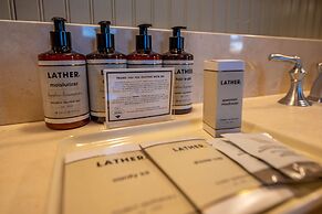 Spacious 3 Bedroom Condo with Balcony in Mountaineer Square 3 Condo - 