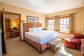 Spacious 3 Bedroom Condo with Balcony in Mountaineer Square 3 Condo - 