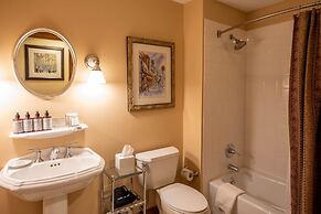 Spacious 3 Bedroom Condo with Balcony in Mountaineer Square 3 Condo - 