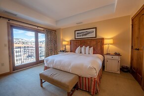 Comfortable Studio Efficiency Unit With Balcony Over Mountaineer Squar