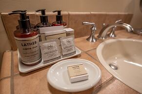 Comfortable Studio Efficiency Unit With Balcony Over Mountaineer Squar