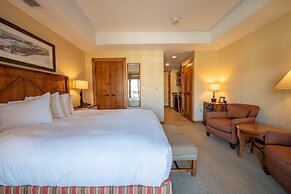 Comfortable Studio Efficiency Unit With Balcony Over Mountaineer Squar