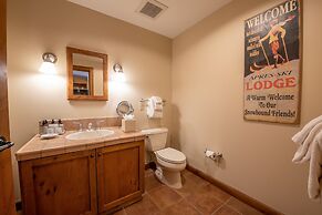 Comfortable Studio Efficiency Unit With Balcony Over Mountaineer Squar