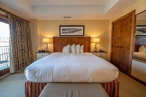 Comfortable Studio Efficiency Unit With Balcony Over Mountaineer Squar