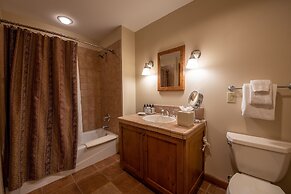 Comfortable Studio Efficiency Unit With Balcony Over Mountaineer Squar