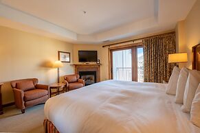 Comfortable Studio Efficiency Unit With Balcony Over Mountaineer Squar