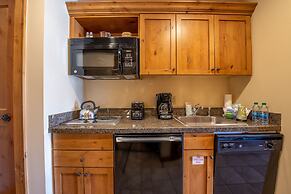 Comfortable Studio Efficiency Unit With Balcony Over Mountaineer Squar