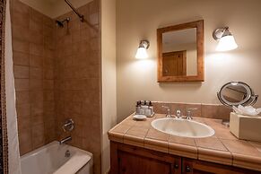 Comfortable Studio Efficiency Unit With Balcony Over Mountaineer Squar