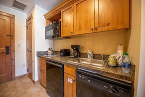 Comfortable Studio Efficiency Unit With Balcony Over Mountaineer Squar