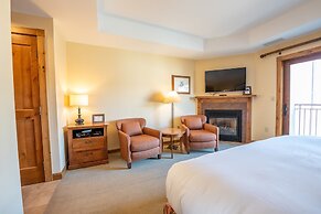 Comfortable Studio Efficiency Unit With Balcony Over Mountaineer Squar