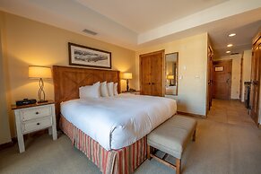 Comfortable Studio Efficiency Unit With Balcony Over Mountaineer Squar