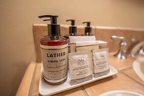 Comfortable Studio Efficiency Unit With Balcony Over Mountaineer Squar