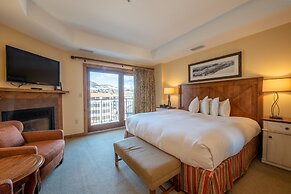 Comfortable Studio Efficiency Unit With Balcony Over Mountaineer Squar