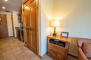 Comfortable Studio Efficiency Unit With Balcony Over Mountaineer Squar