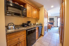 Comfortable Studio Efficiency Unit With Balcony Over Mountaineer Squar