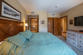 Two Bedroom Condo with Balcony over Mountaineer Square - Just Steps fr