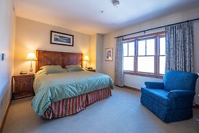 Two Bedroom Condo with Balcony over Mountaineer Square - Just Steps fr