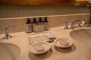 Two Bedroom Condo with Balcony over Mountaineer Square - Just Steps fr