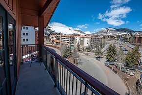 Two Bedroom Condo with Balcony over Mountaineer Square - Just Steps fr