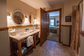 Two Bedroom Condo with Balcony over Mountaineer Square - Just Steps fr