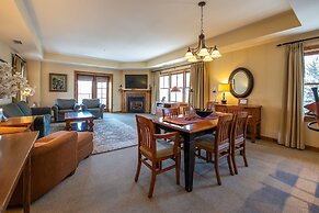 Two Bedroom Condo with Balcony over Mountaineer Square - Just Steps fr