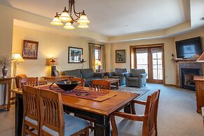 Two Bedroom Condo with Balcony over Mountaineer Square - Just Steps fr