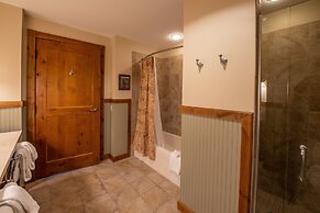 Two Bedroom Condo with Balcony over Mountaineer Square - Just Steps fr