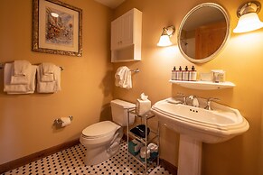 Two Bedroom Condo with Balcony over Mountaineer Square - Just Steps fr