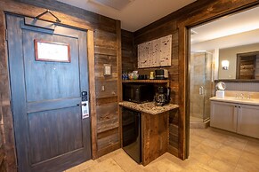 Three Bedroom Mountain Chic 6th Floor Penthouse with Amazing View 3 Co