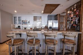 Three Bedroom Mountain Chic 6th Floor Penthouse with Amazing View 3 Co