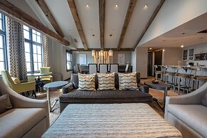 Three Bedroom Mountain Chic 6th Floor Penthouse with Amazing View 3 Co