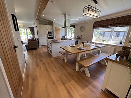 Hollicarrs - Dragonfly Lodge