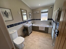 Hollicarrs - Dragonfly Lodge