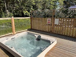 Hollicarrs - Dragonfly Lodge