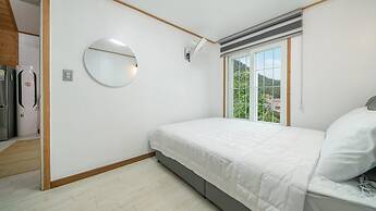 Yeosu Dulggot Pension