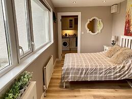 Ballygally Seaview and Garden 1 Bedroom Hideaway