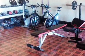 Famko Hotel - Sleeps 24 - Parking - Garden